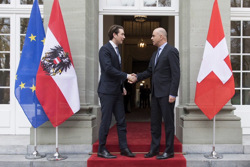 epa07178952 Swiss Federal President Alain Berset, (R), and Austrian Chancellor Sebastian Kurz (L) shake hands during an official visit in Kehrsatz near Bern, Switzerland, 20 November 2018. EPA/PETER K ...