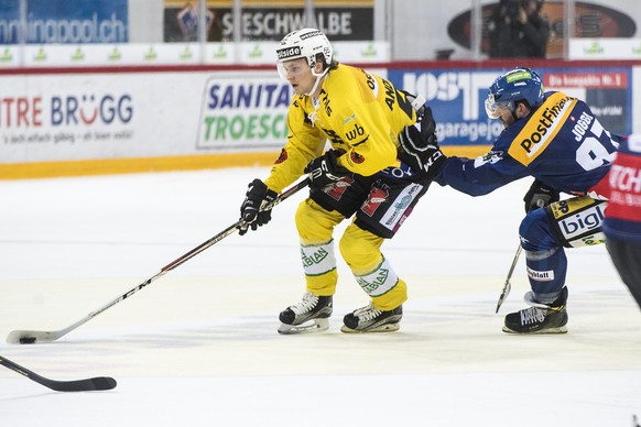 SC Bern Verteidiger Calle Andersson, links, und Biels Stuermer Mathias Joggi, rechts, kaempfen um den Puck, waehrend dem Eishockey Meisterschaftsspiel der National League A zwischen dem HC Biel und de ...