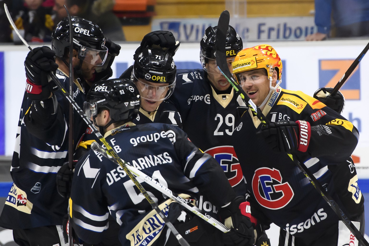 Fribourgs Top Scorer Daniel Brodin, rechts, jubelt nach seinem Tor (4-0) mit Fribourgs Benjamin Chavaillaz, Fribourgs David Desharnais, Fribourgs Killian Mottet, Fribourgs Jeremie Kamerzin, beim Eisho ...