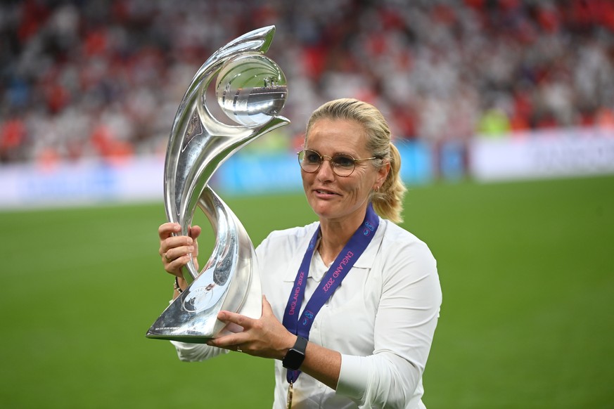 epa10100782 England&#039;s head coach Sarina Wiegman poses with the trophy after the UEFA Women&#039;s EURO 2022 final between England and Germany at Wembley in London, Britain, 31 July 2022. EPA/Neil ...
