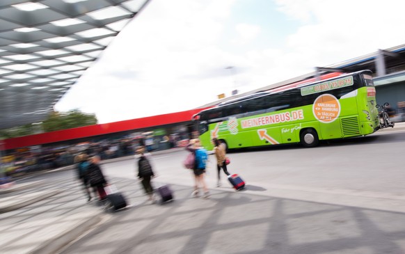 ARCHIV - ZUM SIEG VON FLIXBUS IM KONKURRENZKAMPF AUF DEUTSCHLANDS STRASSEN, AM 12. FEBRUAR 2018, ERHALTEN SIE FOLGENDE ARCHIVBILDER ---- Ein Fernbus des Unternehmens Flixbus fÃ¤hrt am 01.08.2016 am Ze ...