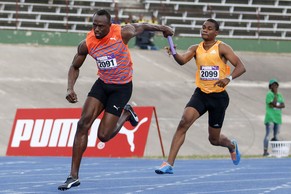 Usain Bolt mit der Staffel in Aktion, während eines Aufbau-Laufs in dieser Saison.