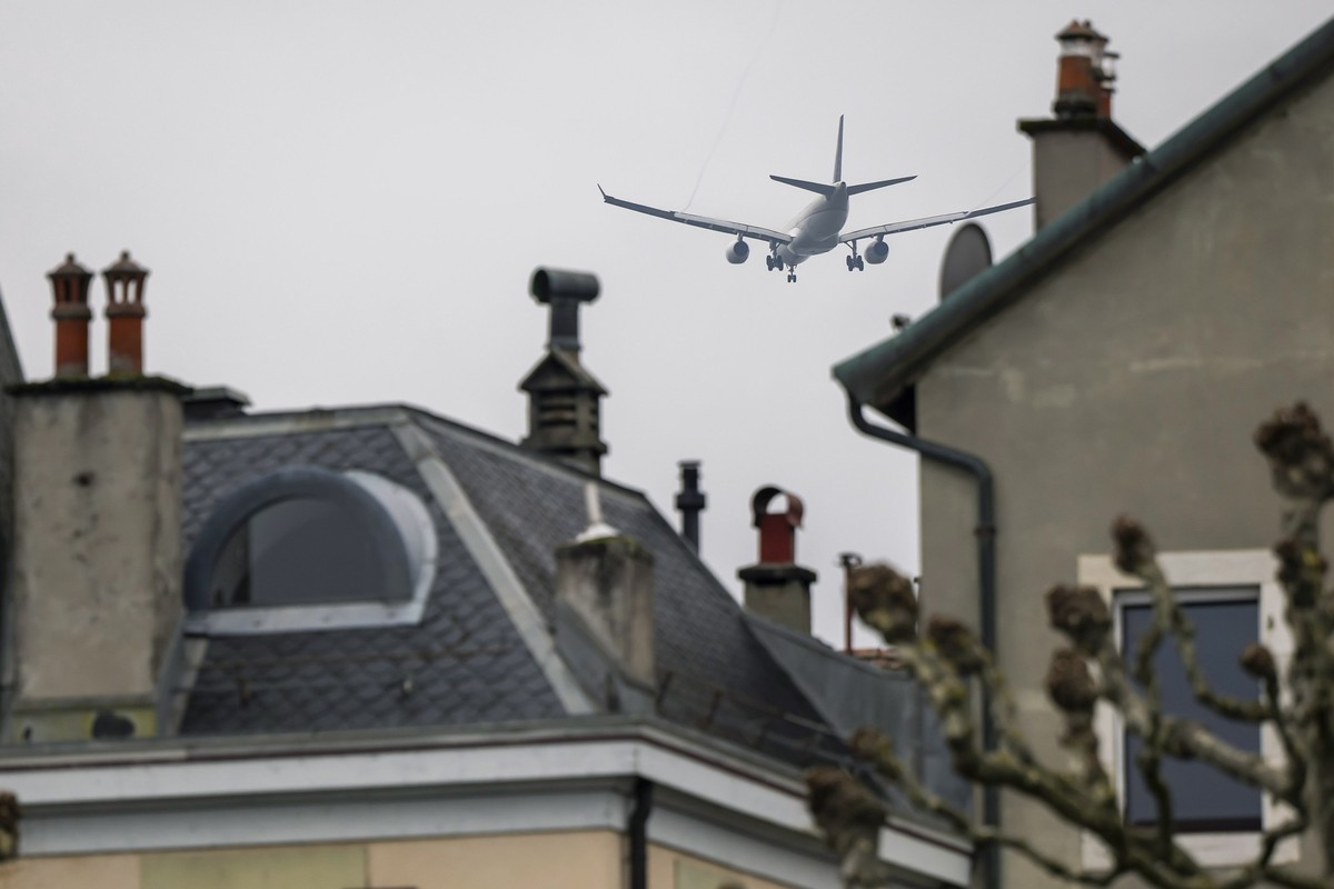Un avion en approche de l'aeroport international de Geneve (Cointrin), passe au-dessus de la ville de Versoix et de ses maisons qui pourraient occasionner des nuisances sonores, photographier ce  ...