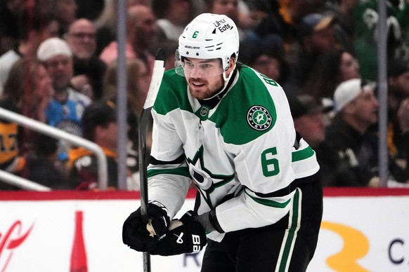 Dallas Stars' Lian Bichsel returns to the bench after scoring during the second period of an NHL hockey game against the Pittsburgh Penguins in Pittsburgh, Saturday, March 28, 2026. (AP Photo/Gen ...