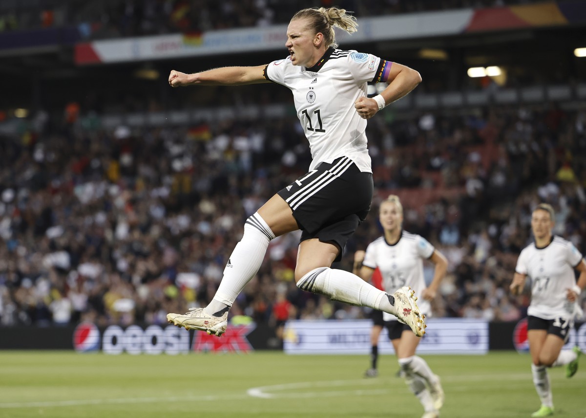 epa10094512 Alexandra Popp of Germany celebrates after scoring the 1-0 goal in the UEFA Women's EURO 2022 semi final soccer match between Germany and France in Milton Keynes, Britain, 27 July 202 ...