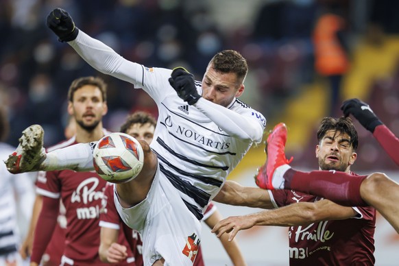 Le joueur balois Pajtim Kasami, gauche, lutte pour le ballon avec le defenseur genevois Nicolas Vouilloz, droite, lors de la rencontre de football de Super League entre le Servette FC, SFC, et le FC B ...