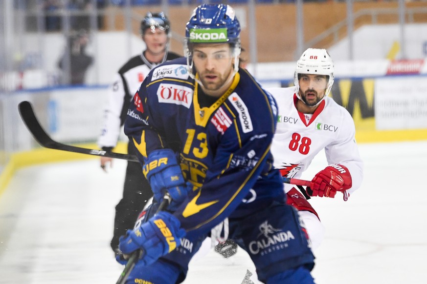 Lausannes Matteo Nodari, rechts, verfolgt Davos&#039; Luca Hischier, beim Eishockey-Qualifikationsspiel der National League A zwischen dem HC Davos und den HC Lausanne, am Samstag, 7. Dezember 2019, i ...