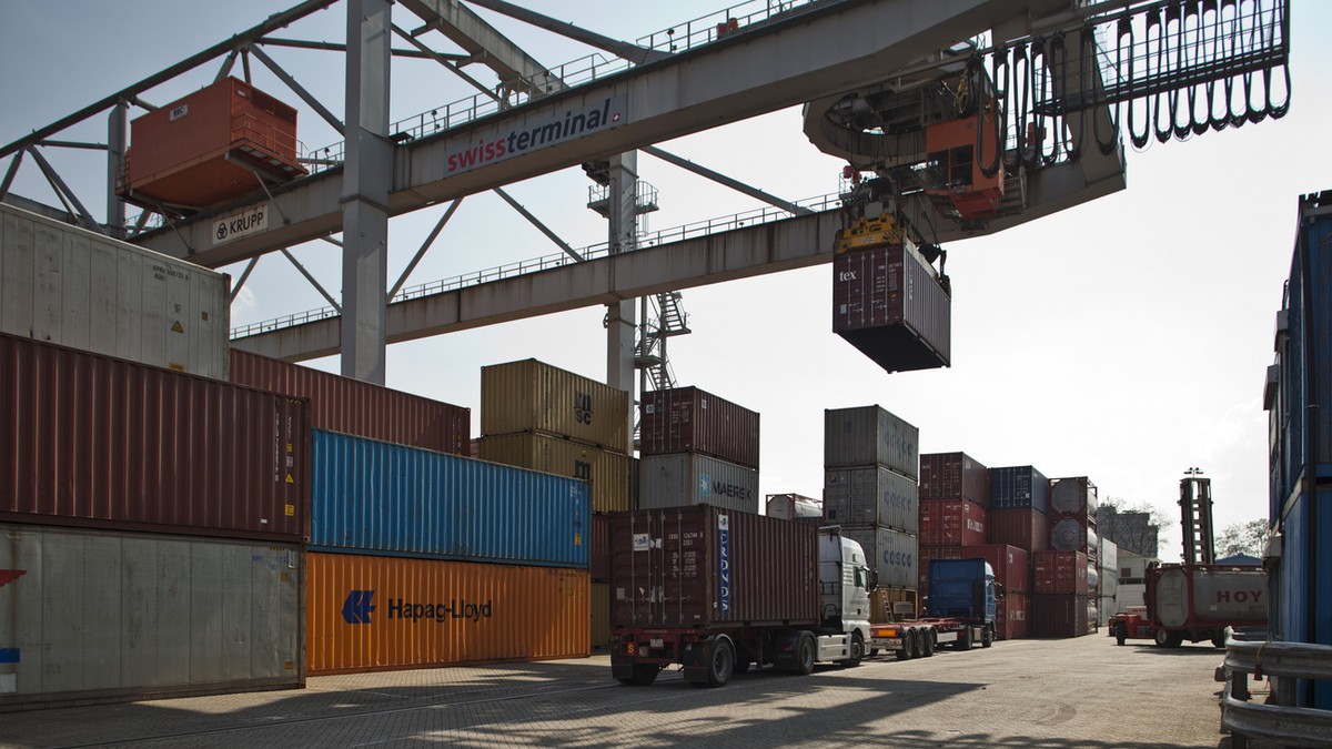 A crane unloads a container from a truck at the harbor Kleinhueningen, in Basel, Switzerland, pictured on March 29, 2011. (KEYSTONE/Gaetan Bally)

Ein Kran entlaedt am 29. Maerz 2011 Container von Las ...