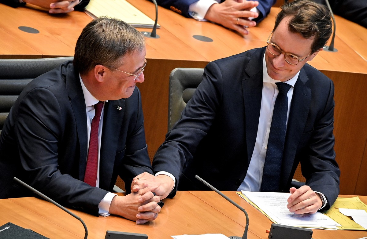epaselect epa09548635 The outgoing Prime Minister of North Rhine-Westphalia Armin Laschet (L) and Hendrik Wuest (R), Minister of Transport of North Rhine-Westphalia and top candidate for NRW's ne ...