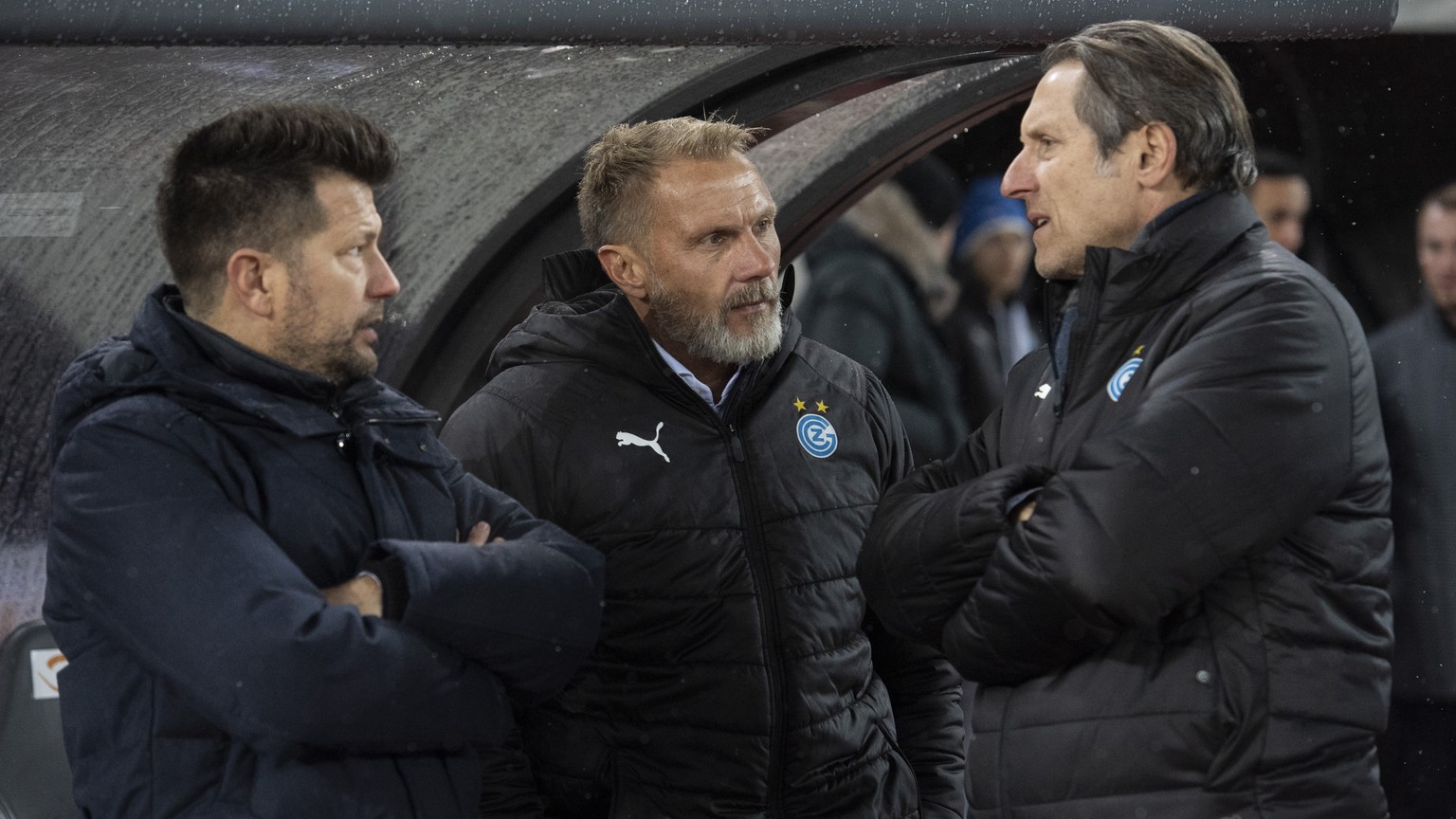 ARCHIVBILD ZUR ENTLASSUNG DES TRAINERS UND SPORTCHEFS BEI GC --- GC-Praesident Stephan Anliker, rechts, spricht mit Trainer Thorsten Fink, Mitte, und Sportchef Mathias Walther, links, im Fussball Meis ...