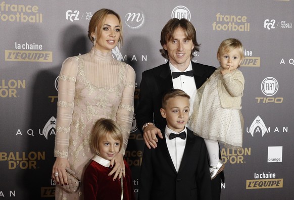 epa07206693 Real Madrid&#039;s Luka Modric and his wife Vanja Bosnic arrive with their children to the &#039;Ballon d&#039;Or&#039; (Golden ball) to the &#039;Ballon d&#039;Or&#039; (Golden ball) awar ...