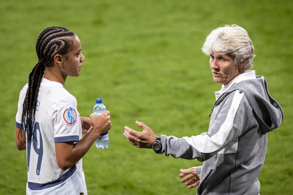 Switzerland&#039;s head coach Pia Sundhage of Sweden, right, advises Switzerland&#039;s Iman Beney, left, during the UEFA Women&#039;s EURO 2025 quarterfinals soccer match between Spain and Switzerlan ...