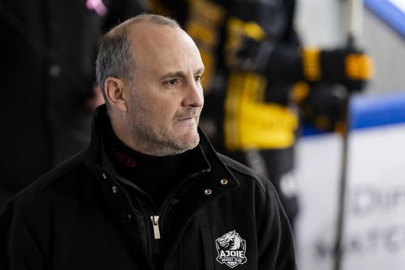 L'entraineur Christian Wohlwend (HCA) reagit lors du match du championnat suisse de hockey sur glace de National League entre HC Ajoie, et HC Davos le samedi 12 octobre 2024 a la patinoire de la  ...