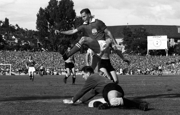 Bildnummer: 09358065 Datum: 03.07.1954 Copyright: imago/Pressefoto Baumann
WM 1954 - Spiel um den dritten Platz in Z�rich - �sterreich - Uruguay 3:1 - Robert Dienst (�sterreich, obenauf) gegen Torwar ...