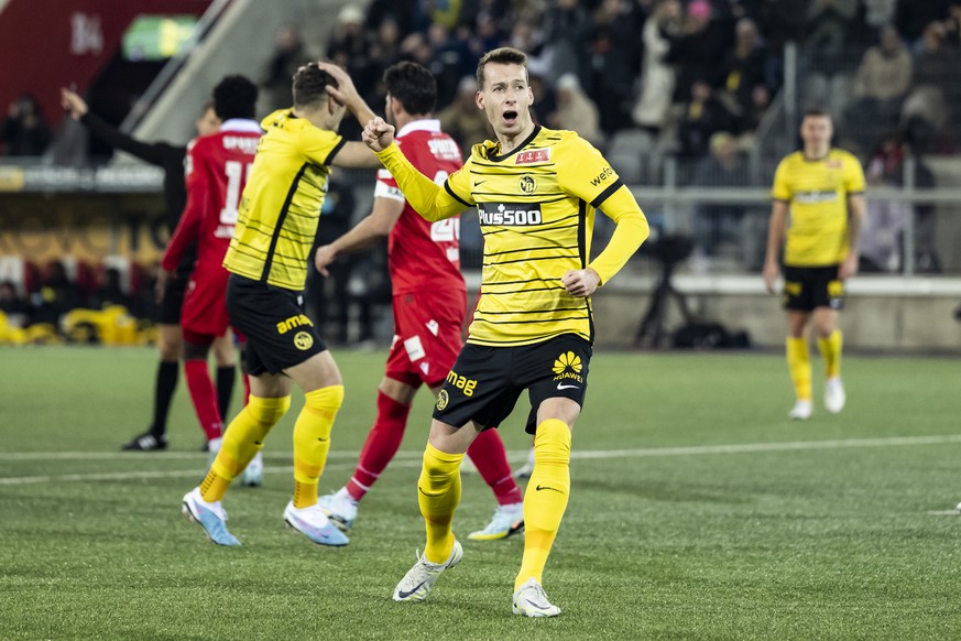 YBs Sandro Lauper, jubelt nach seinem Tor zum 5-0 im Schweizer Fussball Cup 1/4 Final Spiel zwischen FC Thun und BSC Young Boys Bern, am Dienstag, 28. Februar 2023, in der Stockhorn Arena in Thun. (KE ...