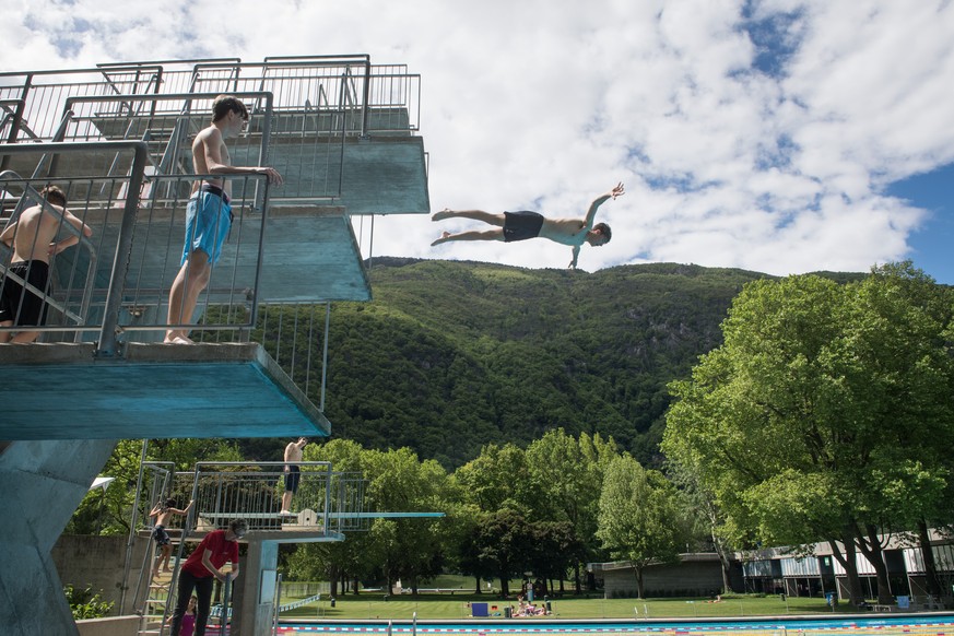 Das Freibad in Bellinzona an seinem ersten Tag nach der Wiedereroeffnung, aufgenommen am Donnerstag, 13. Mai 2021. (KEYSTONE/Ti-Press/Alessandro Crinari)