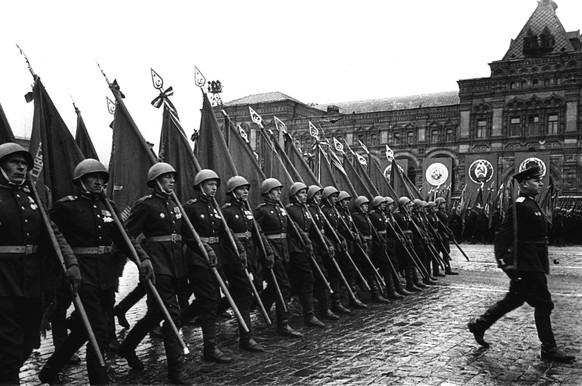 Siegesparade 1945 auf dem Roten Platz.