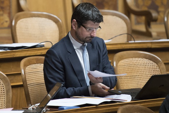 Nationalrat Yannick Buttet, CVP-VS, konsultiert seine Papiere an der Wintersession der Eidgenoessischen Raete, am Donnerstag, 30. November 2017, in Bern. (KEYSTONE/Peter Schneider)