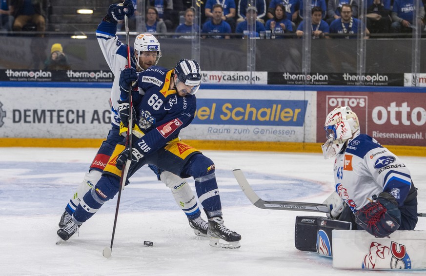 Fabrice Herzog, mitte, von Zug im Spiel gegen Torhueter Jakub Kovar, rechts, vom ZSC beim Eishockey Playoff-Finalspiel, Spiel 3, der National League zwischen dem EV Zug und den ZSC Lions am Samstag, 2 ...