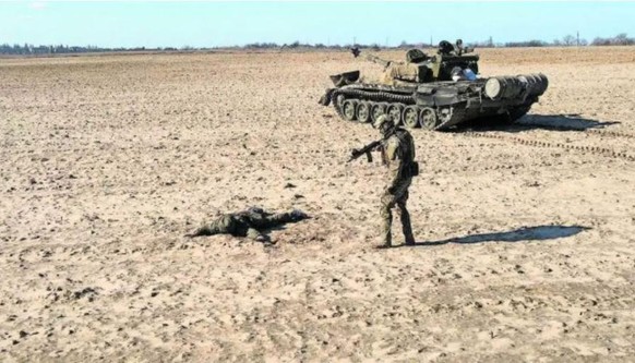 Ein russischer Panzer-Kommandant ergibt sich freiwillig einem ukrainischen Soldaten.