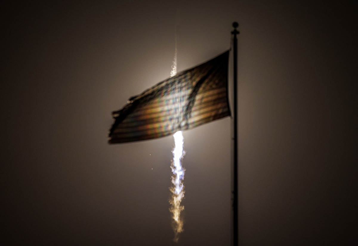 epa12043979 NASA's SpaceX CRS-32 mission in a SpaceX Dragon spacecraft on a Falcon 9 rocket lifts off from Launch Complex 39A at Kennedy Space Center in Florida, USA, 21 April 2025. According to  ...