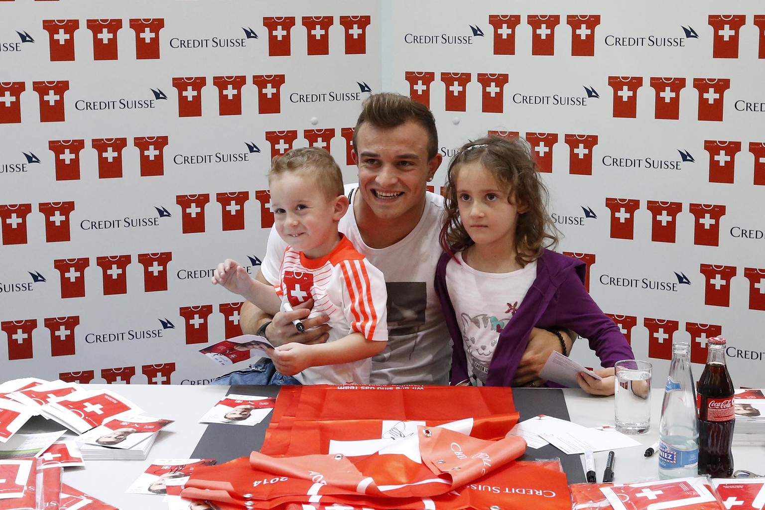 Xherdan Shaqiri rückt erst am Mittwoch ein und steht dann den Medien im Rahmen einer Pressekonferenz zur Verfügung. Am Montag war er noch in Bern und schrieb Autogramme.