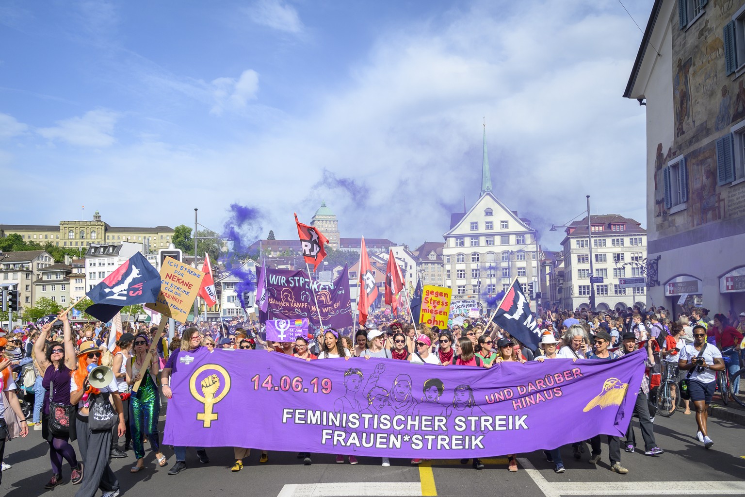 Impressionen der Grosskundgebung, die Frauen treffen sich beim Central und laufen Richtung Helvetiaplatz anlaesslich den Frauenstreik, am Freitag, 14. Juni 2019, in Zuerich. (KEYSTONE/Melanie Duchene)