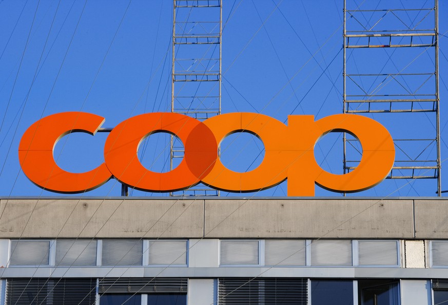 ARCHIV - Das Logo von Coop auf dem Dach der Verteilzentrale fuer die Regionen Zuerich und Zentralschweiz in Zuerich, Schweiz, aufgenommen am 15. Februar 2007. Die Coop-Gruppe hat sich 2014 erfreulich  ...