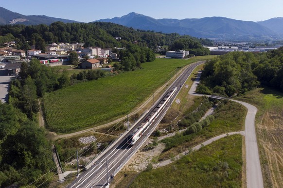 Der Zug Tilo der SBB faehrt in Richtung Flughafen Mailand Malpensa am Dienstag, 30. Juli 2019. Die neue Bahnverbindung von Stabio zum Mailaender Flughafen Malpensa ist seit dem 10. Juni 2018 in Betrie ...