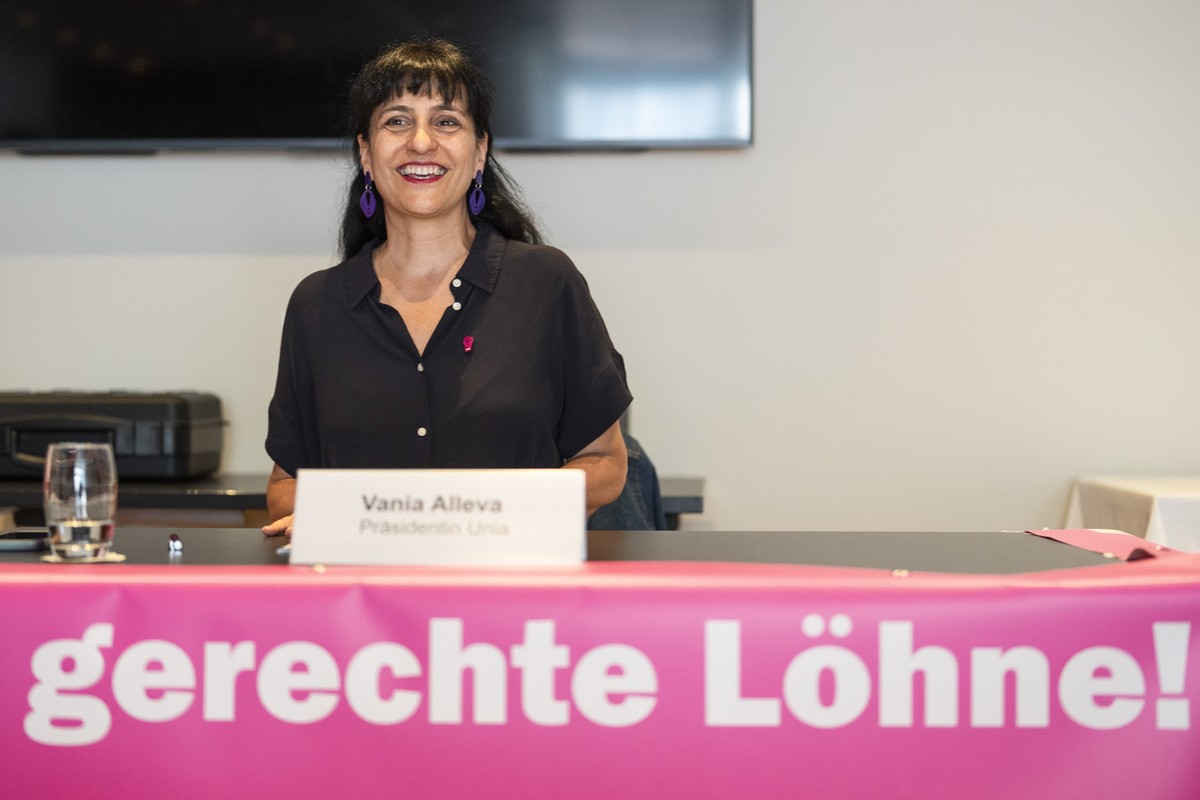 Vania Alleva, Praesidentin Unia, spricht an einer Medienkonferenz der Unia zur Lohngerechtigkeit, am Dienstag, 10. Juni 2025, in Bern. (KEYSTONE/Til Buergy)