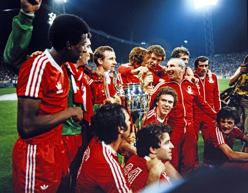 30.05.79 Nottingham Forest - Malm� FF Deutschland, M�nchen, 30.05.1979, Fussball, Europapokal der Landesmeister, Finale in M�nchen, Nottingham Forest - Malm� FF 1:0: Team Mannschaft Kader mit dem Poka ...