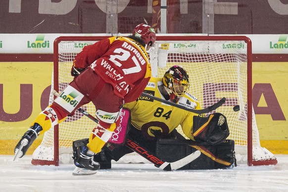 Biels Yannick Rathgeb, links, schiesst ein Tor gegen Berns Torhueter Daniel Manzato, rechts, an die Shootout, beim Eishockey Meisterschaftsspiel der National League zwischen dem EHC Biel und dem SC Be ...