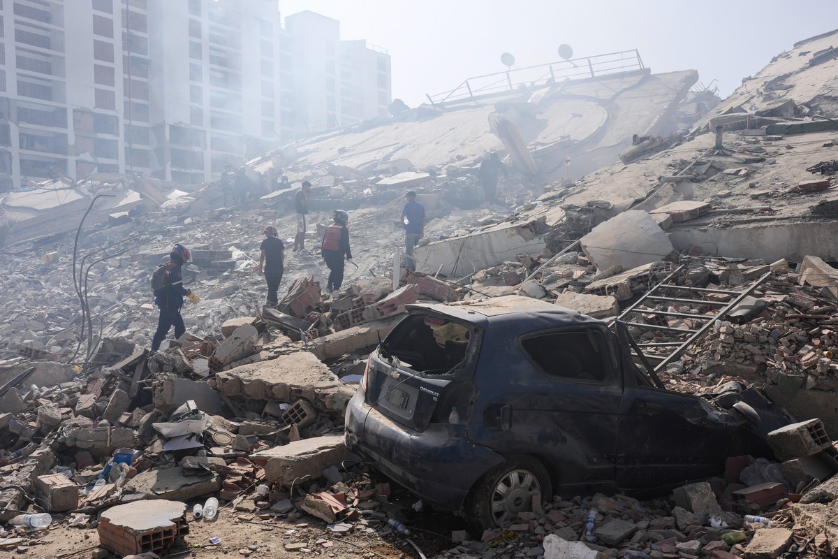 Rescue workers search through the rubble three days after earthquakes struck La Guaira, Venezuela, Saturday, June 27, 2026. (AP Photo/Matias Delacroix)
Venezuela Earthquake