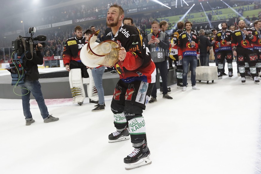 Berns Tristan Scherwey hebt den Pokal zum Meistertitel nach dem fuenften Eishockey Playoff-Finalspiel zwischen dem SC Bern und dem EV Zug, am Ostersamstag, 20. April 2019, in der PostFinance Arena in  ...