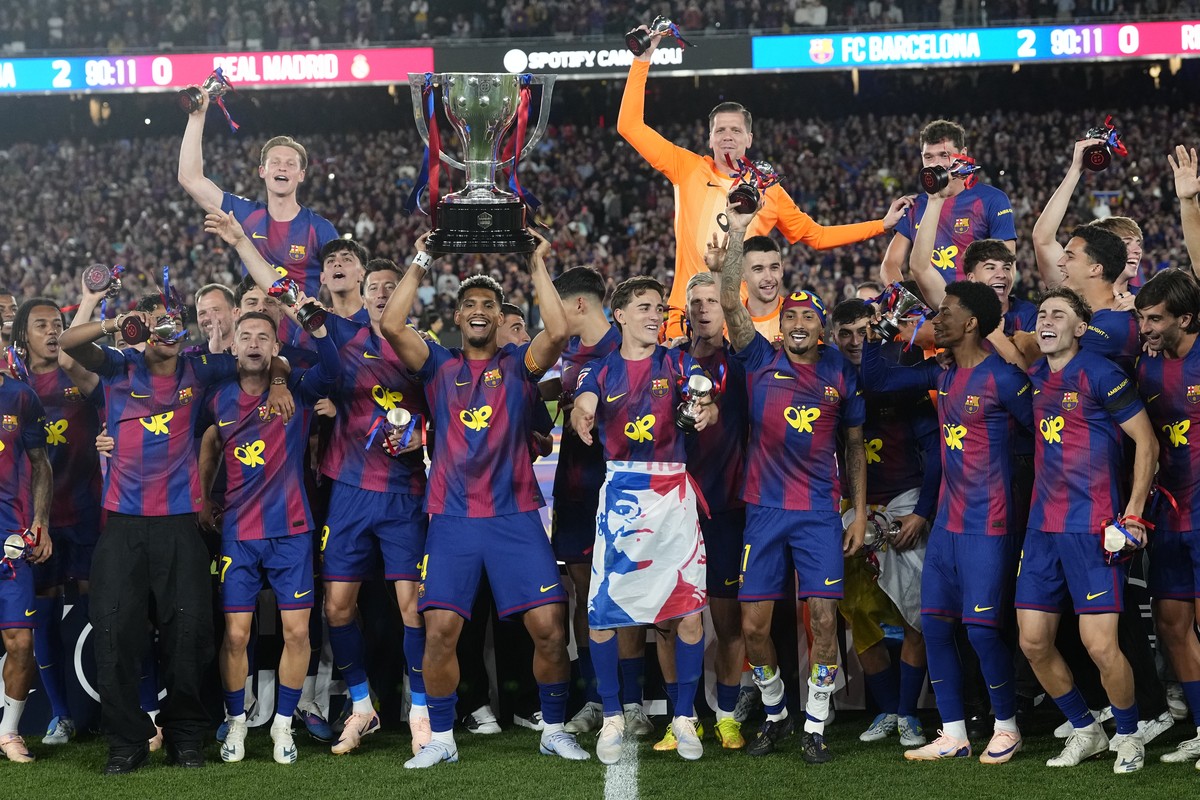 epaselect epa12946442 Players of FC Barcelona celebrate with the trophy of the 2025/2026 Spanish LaLiga Championship after winning the Spanish LaLiga soccer match between FC Barcelona and Real Madrid, ...
