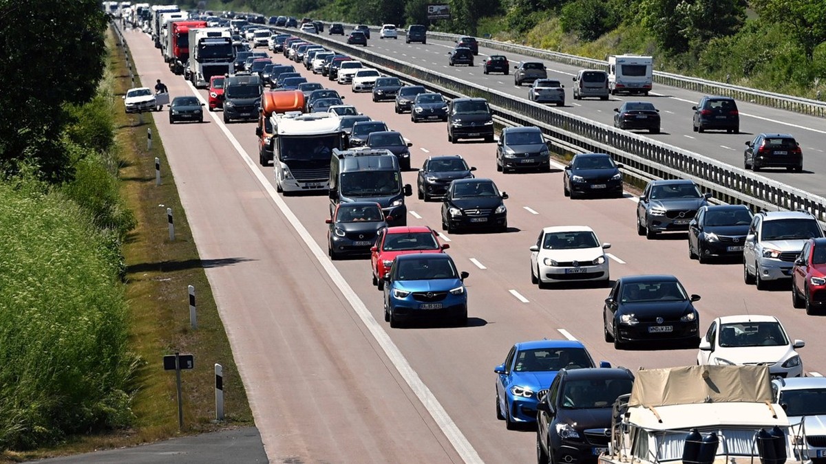 News Bilder des Tages Windraeder bei Weissenfels in Sachsen-Anhalt entlang der Autobahn A 9.Dichter Verkehr,Stau. Windpark,Windrad,Windkraft,Windkraftrad. Ausbau der Windkraft. *** Windraeder near Wei ...
