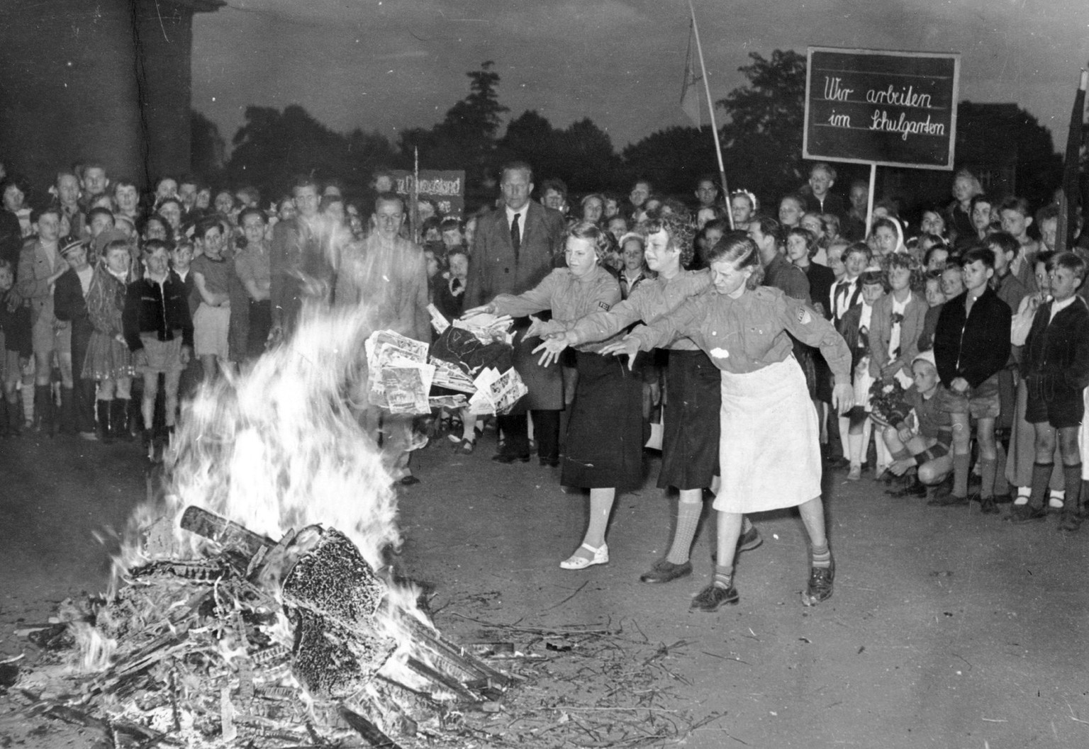 ADN-Zentralbild / Klein / 2.6.1955 Schmutz- und Schundliteratur auf den Scheiterhaufen warfen die Schülerinnen, Schüler und Jungen Pioniere der 18. Grundschule in Berlin-Pankow (Buchholz) am Abend des ...