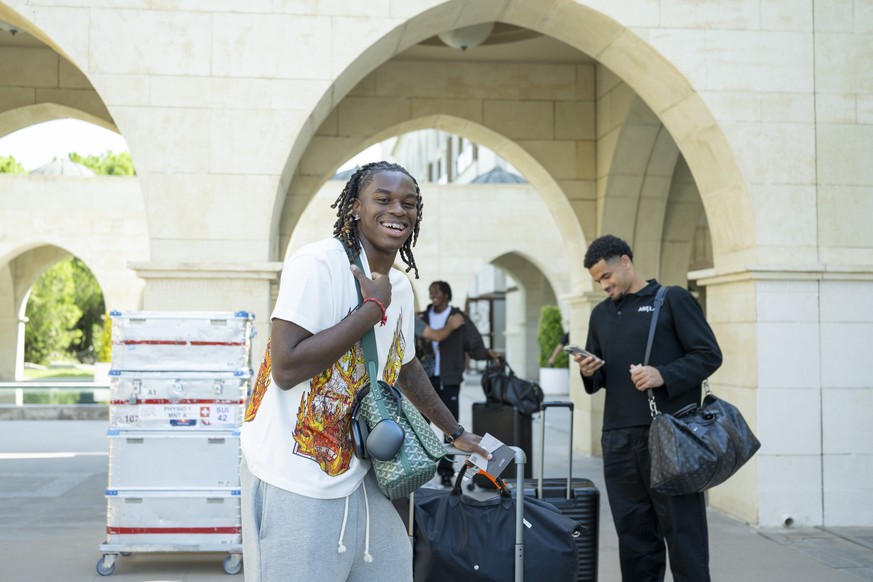 Die Schweizer Fussball Nationalspieller mit Winsley Boteli, links, und Zachary Athekame, rechts, treffen beim Hotel Kempinski in Belek ein, anlaesslich eines mehrtaegigen Trainingslagers der Schweizer ...