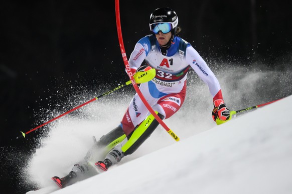 epa09708872 Sandro Simonet of Switzerland in action during the first run of the men&#039;s Slalom race of the FIS Alpine Skiing World Cup event in Schladming, Austria, 25 January 2022. EPA/CHRISTIAN B ...