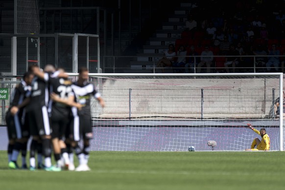Les joueurs luganais celebrent le premier but devant le gardien valaisan Anthony Maisonnial, droite, lors de la rencontre de football de Super League entre le FC Sion et FC Lugano ce dimanche 22 juill ...