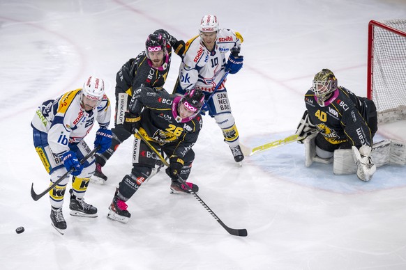 Klotens Niko Ojamaeki, Ajoies Thomas Thiry, Ajoies Kevin Fey, Klotens Jonathan Ang und Ajoies Torhueter Damiano Ciaccio, von links, im Eishockey-Qualifikationsspiel der National League zwischen dem HC ...