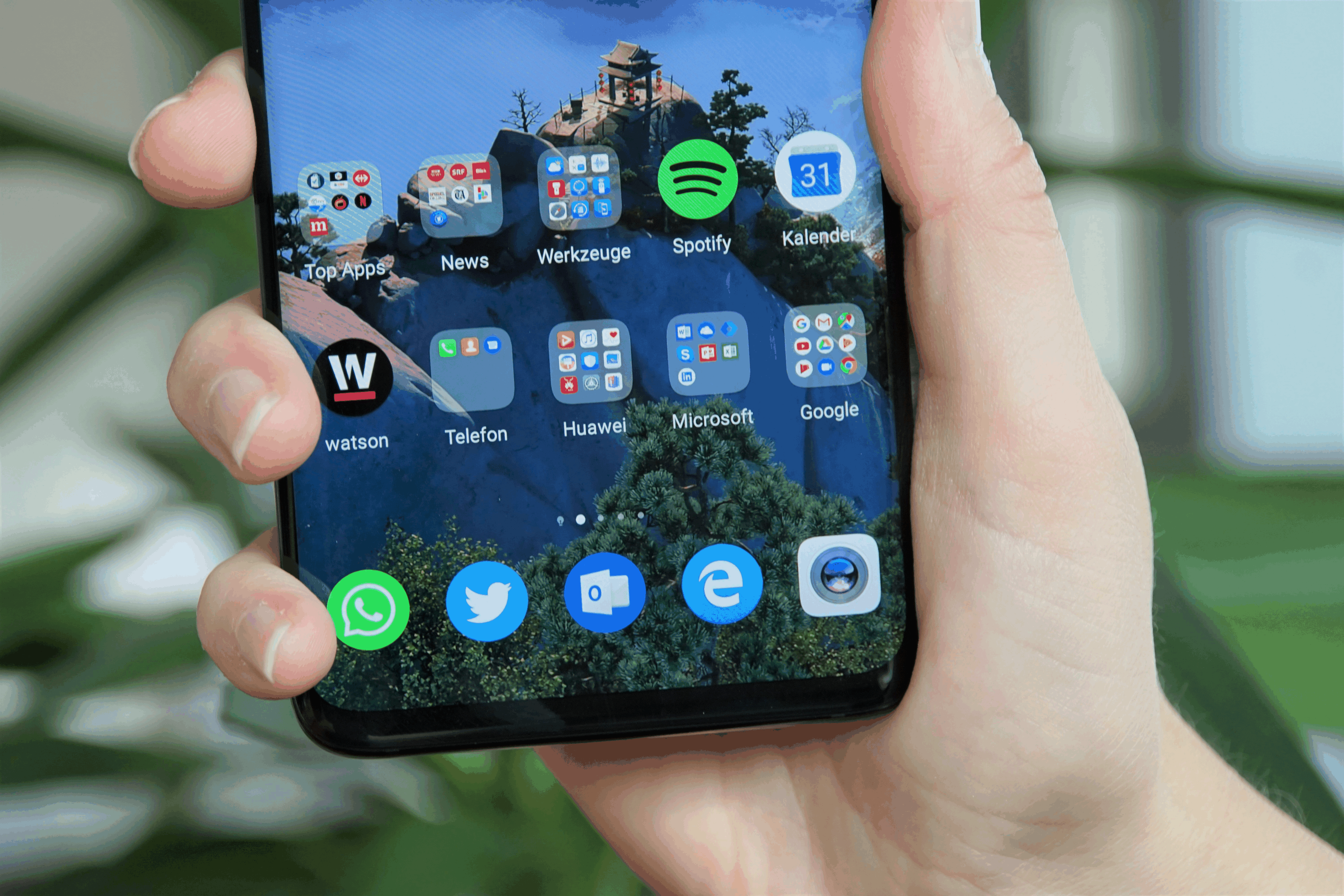 Das Handy mit Android 9 kann vollständig mit intuitiven Gesten bedient werden. Die Navi-Buttons (Zurück, Home, App-Manager) können aber immer noch aktiviert werden, wenn man dies möchte.