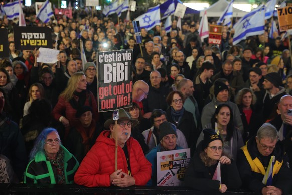 epa11108858 People protest against Israeli Prime Minister Benjamin Netanyahu?s government and for the hostages&#039; release held by militant group Hamas in Gaza, in Tel Aviv, Israel, 27 January 2024. ...