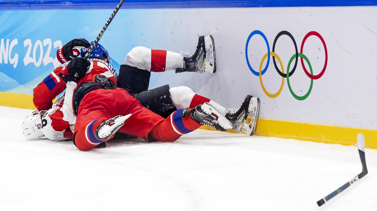 epa09746255 Switzerland's forward Joel Vermin (white) fights with Czech Republic's forward Vladim