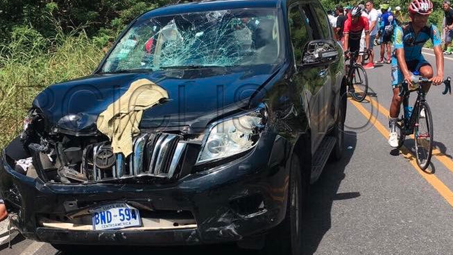 Der SUV nach dem heftigen Aufprall mit einer Gruppe Velorennfahrer.