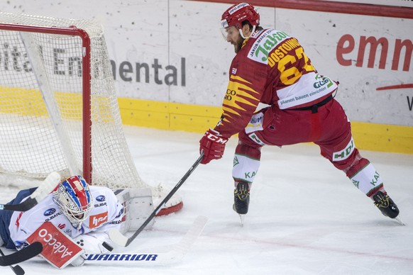 Tigers-Spieler Alexei Dostoinov, rechts, verpasst eine Chance gegen Lions&#039; Goalie Niklas Schlegel, rechts, waehrend dem Meisterschaftsspiel der National League, zwischen den SCL Tigers und den ZS ...