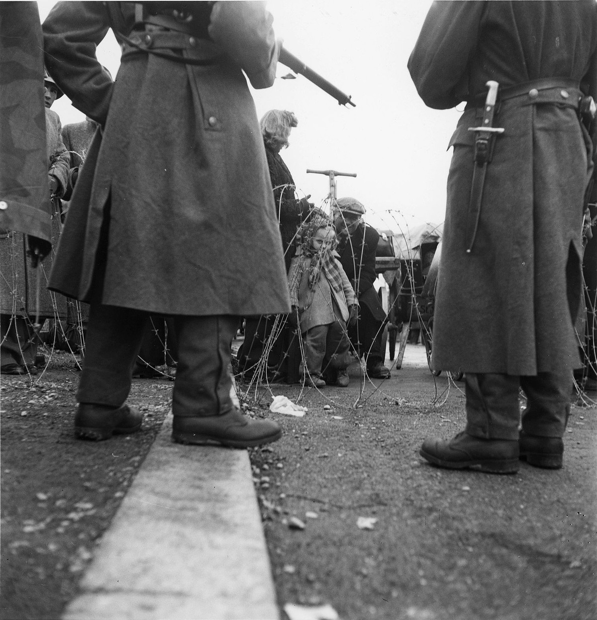 Fluechtlinge warten am Grenzposten St. Margrethen SG am 20. April 1945 auf ihren Uebertritt in die Schweiz. Erst gegen Ende des Zweiten Weltkriegs oeffnete die Schweiz ihre Grenze in groesserem Masse  ...