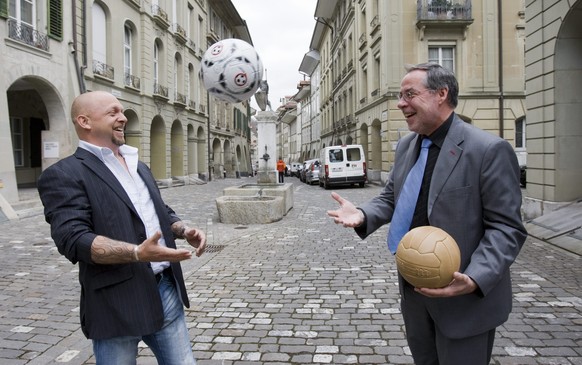 ARCHIVBILD ZU ALEXANDER TSCHAEPPAET ALS STADTPRAESIDENT VON BERN -- Der Stadtpraesident von Bern Alexander Tschaeppaet, rechts, und der Berner Rockmusiker Goelae jonglieren mit Fussbaellen in der Junk ...