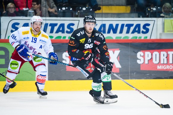 Berns Dario Meyer, rechts, im Duell mit Klotens Steve Kellenberger, links, im Eishockey Meisterschaftsspiel der National League zwischen dem SC Bern und den EHC Kloten, am Freitag, 6. Oktober 2017, in ...