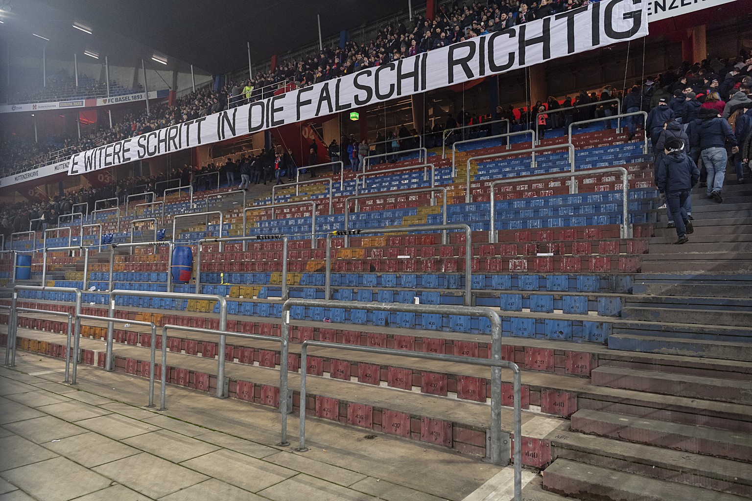 Die Fans der Muttenzer Kurve verlassen das Stadion zu Beginn des Fussball Meisterschaftsspiels der Super League zwischen dem FC Basel 1893 und dem FC St. Gallen 1879 im Stadion St. Jakob-Park in Basel ...